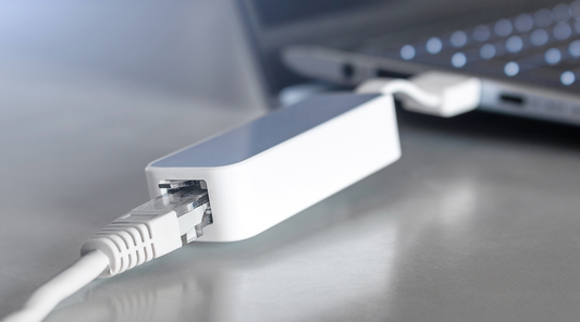 Por que deves usar um adaptador de cabo de rede para USB?
