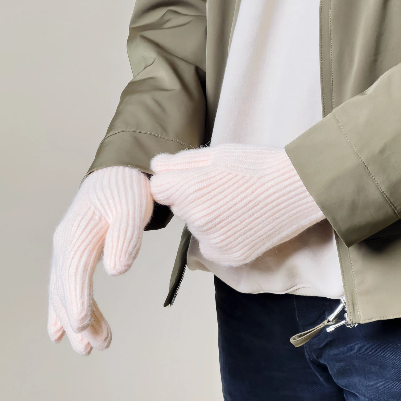 Braided phone gloves with cutouts for fingers - pink_2