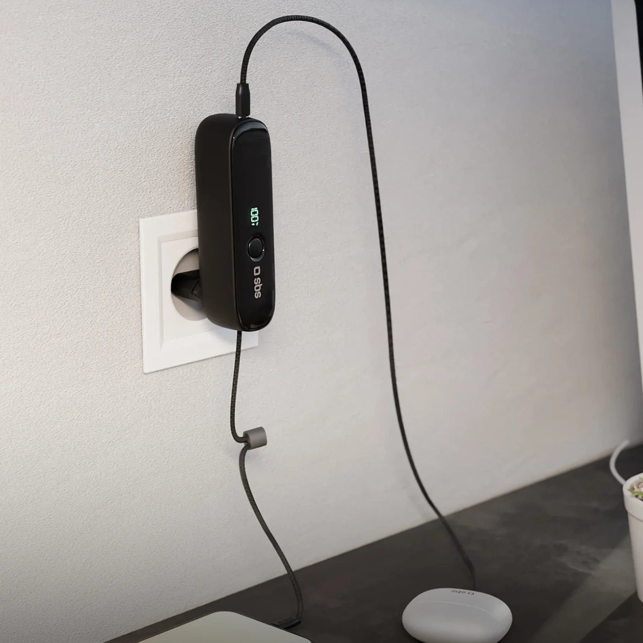 SBS Hybrid PD 20W 5000mAh Power Bank with Built-in Cable and Foldable Plug - Black_3