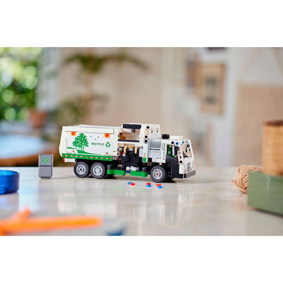 LEGO Technic: Camião do Lixo Mack® LR Electric | Idades 8+ | 503 Peças | Item 42167