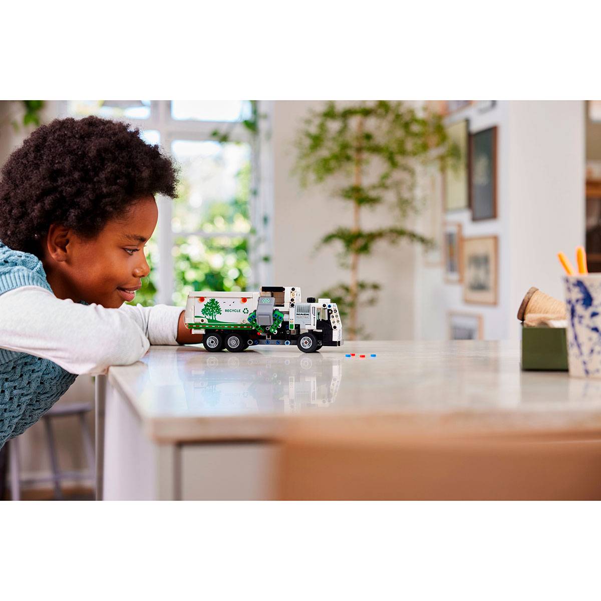 LEGO Technic: Camião do Lixo Mack® LR Electric | Idades 8+ | 503 Peças | Item 42167