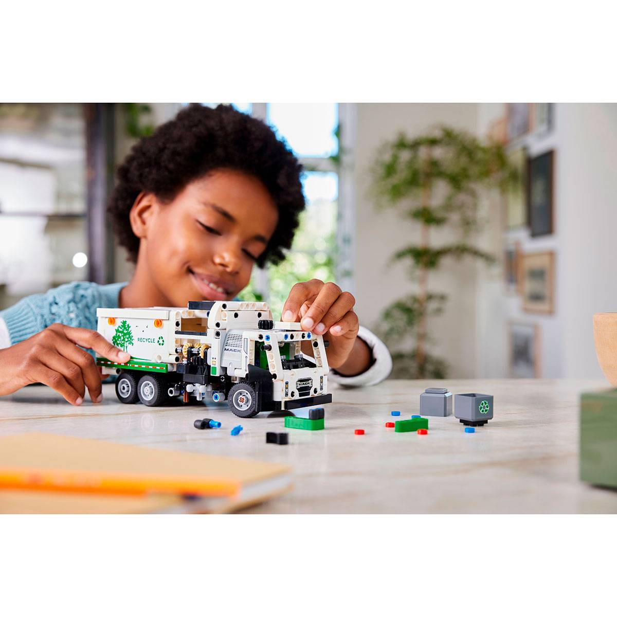 LEGO Technic: Camião do Lixo Mack® LR Electric | Idades 8+ | 503 Peças | Item 42167