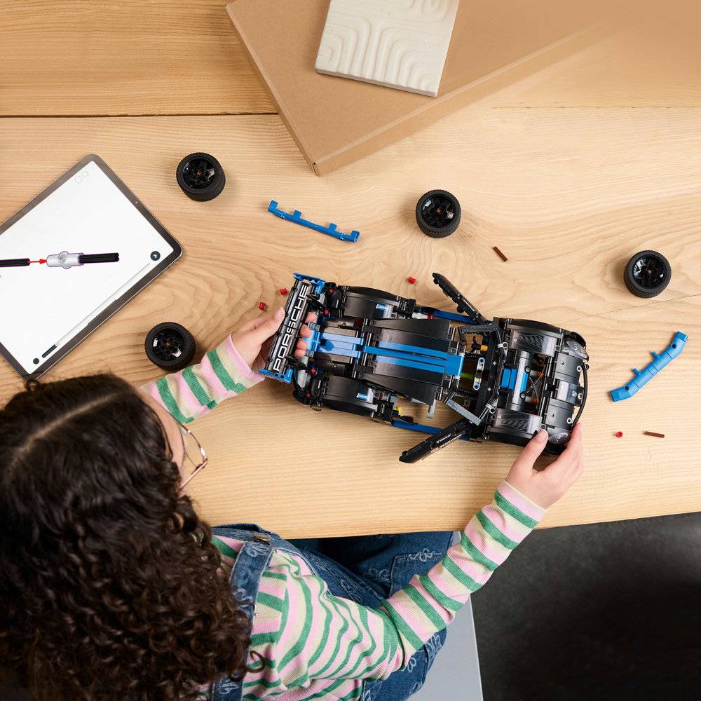 LEGO Technic: Carro de Corrida Porsche GT4 e-Performance | Idades 10+ | 834 Peças | Item 42176