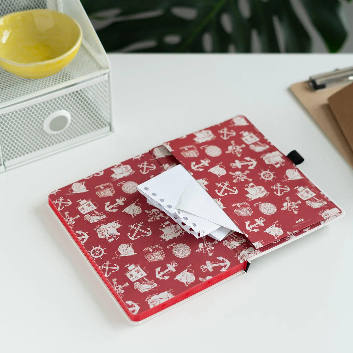 Caderno A5 premium + caneta projetor One Piece Straw Hat Pirates