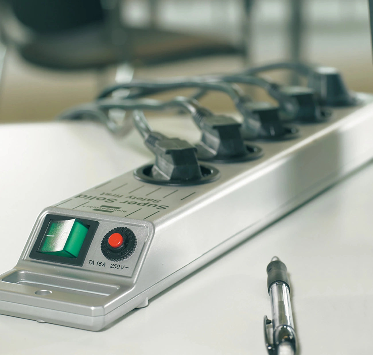 Brennenstuhl Super-Solid surge protector strip 8 sockets 2.5m 13.500A - silver_6