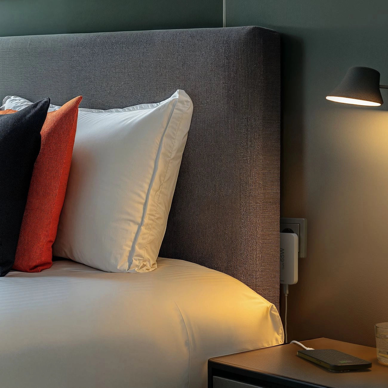 Hama GaN Charger 65W 2x USB-C 1x USB-A Foldable - White_14