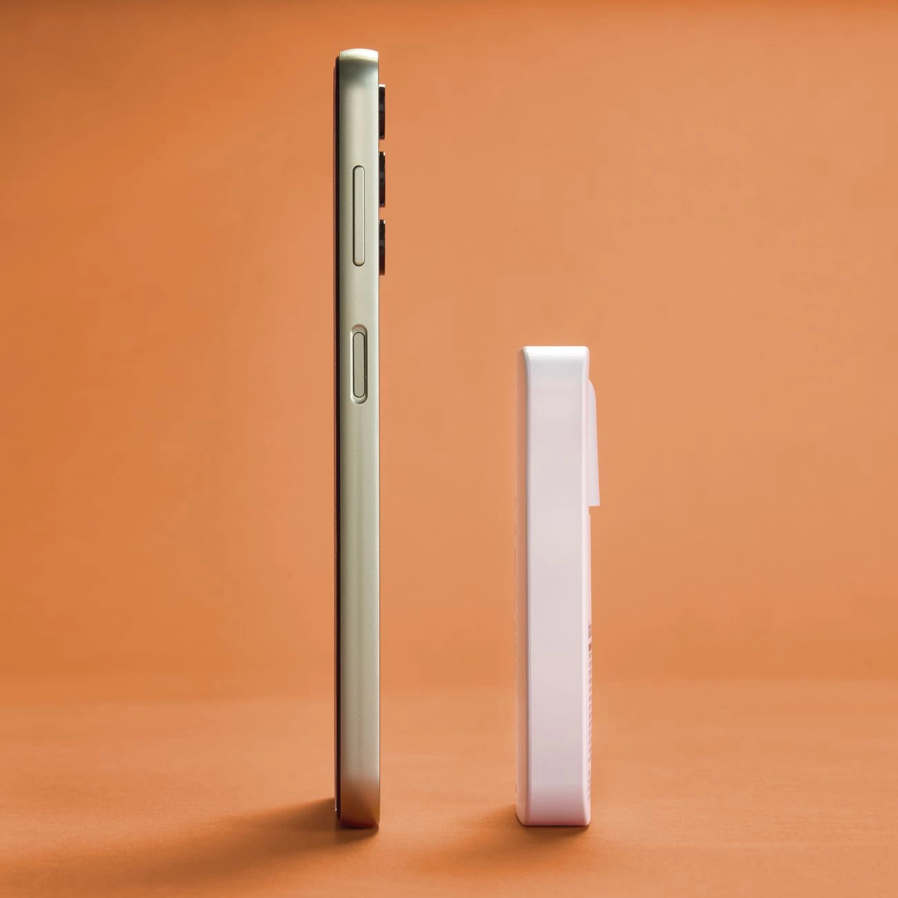 Hama GaN Charger 65W 2x USB-C 1x USB-A Foldable - White_15