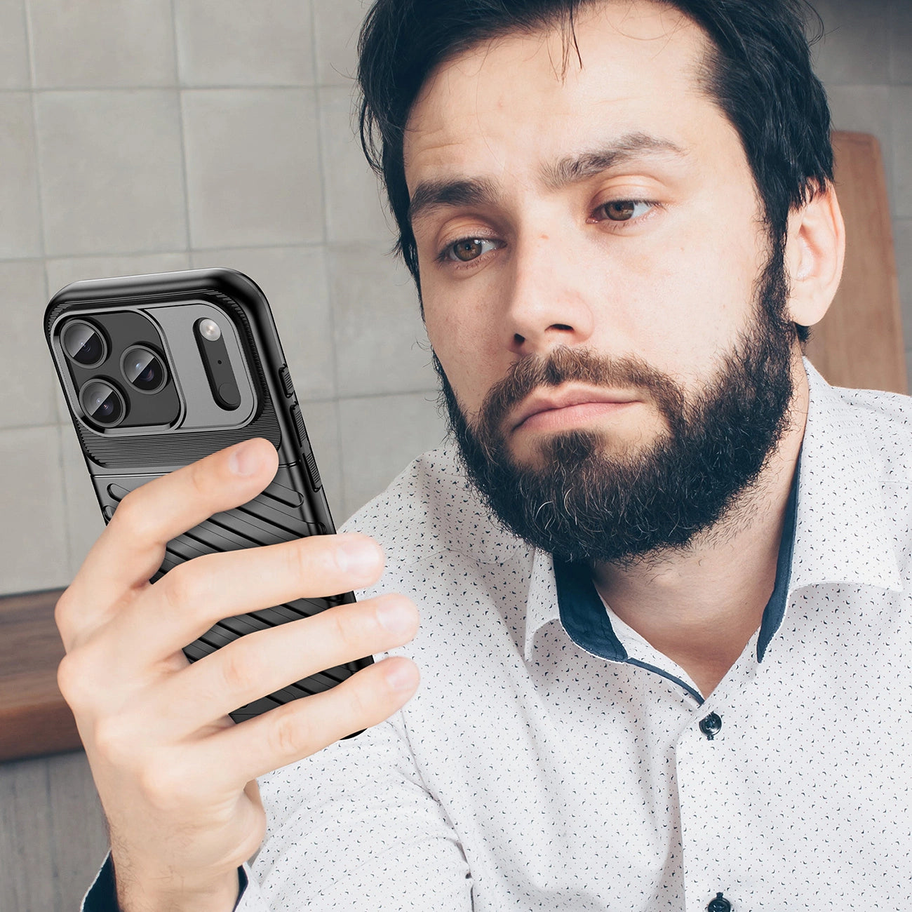 Etui Thunder Case na iPhone 17 Pro Max - czarne_6
