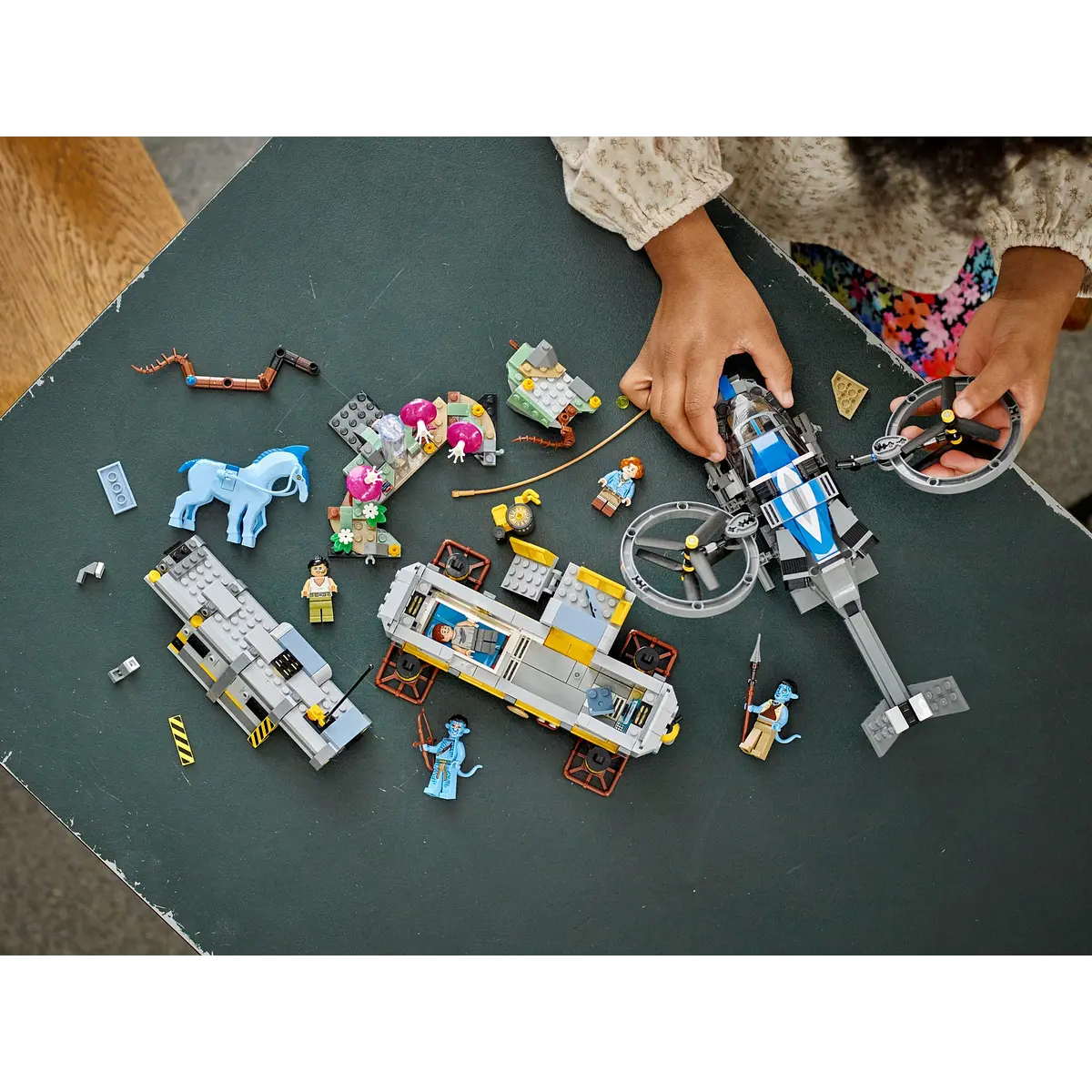 LEGO Avatar 75573 Montanhas Flutuantes Site 26 e RDA Samson