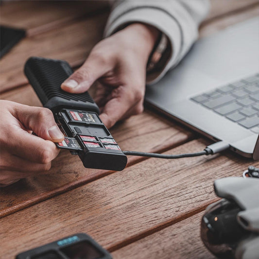PGYTECH Estojo Leitor de Cartões Createmate  4 x SD 4 x micro SD 2 x Nano SIM USB-C