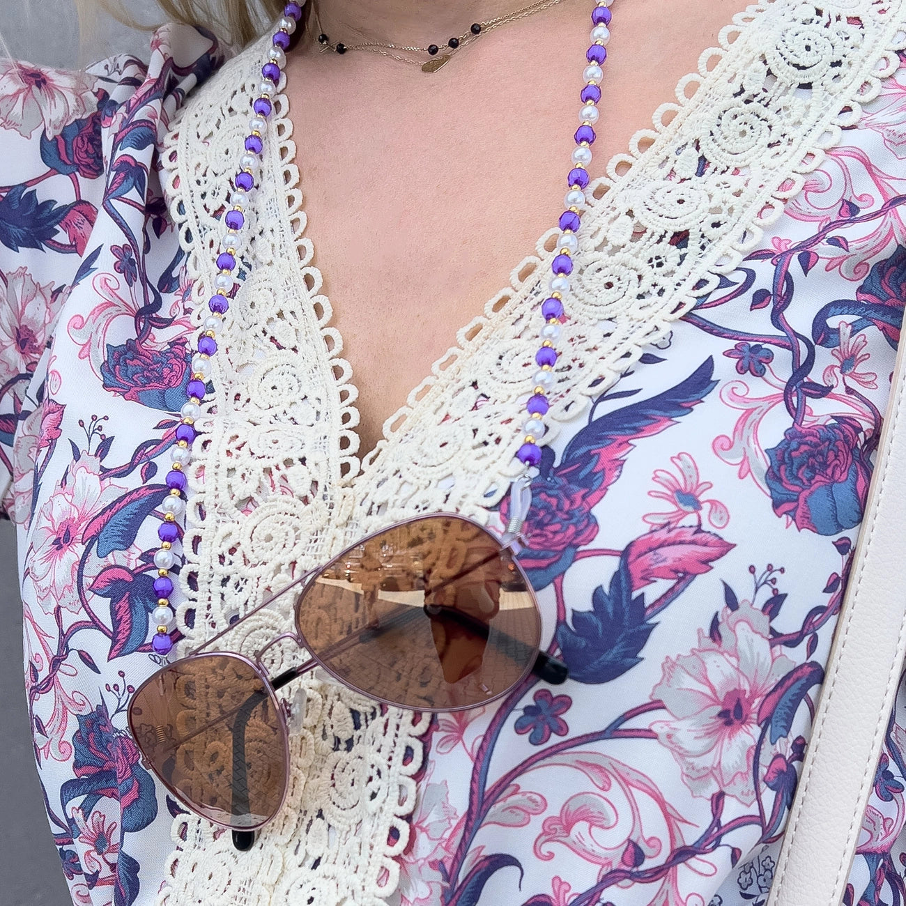 A chain for glasses, beads, an orange pendant_4