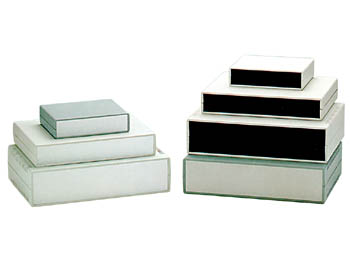CAIXA INSTRUMENTAL COM RETARDAMENTO DE CHAMAS - TOPO CINZA CLARO COM PAINÉIS PRETOS -140 x 110 x 35 mm_0